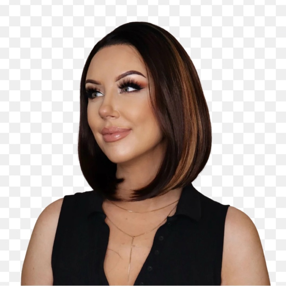 Evelyn Luxe CSC wig Brunette with highlights